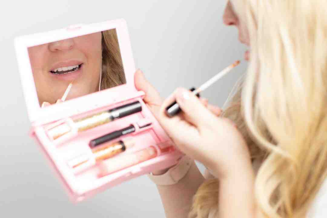 Comment faire un chignon avec mèche tombante ?